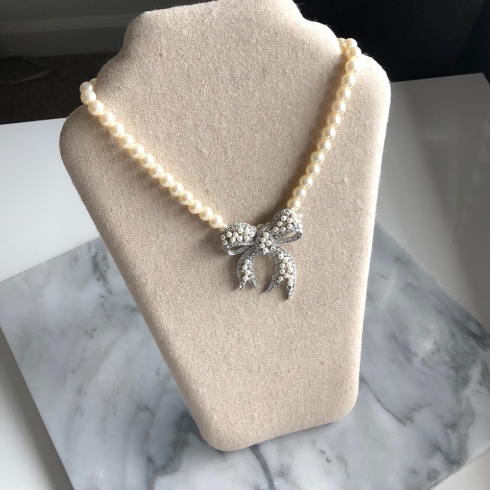 Beautiful pearl bow necklace